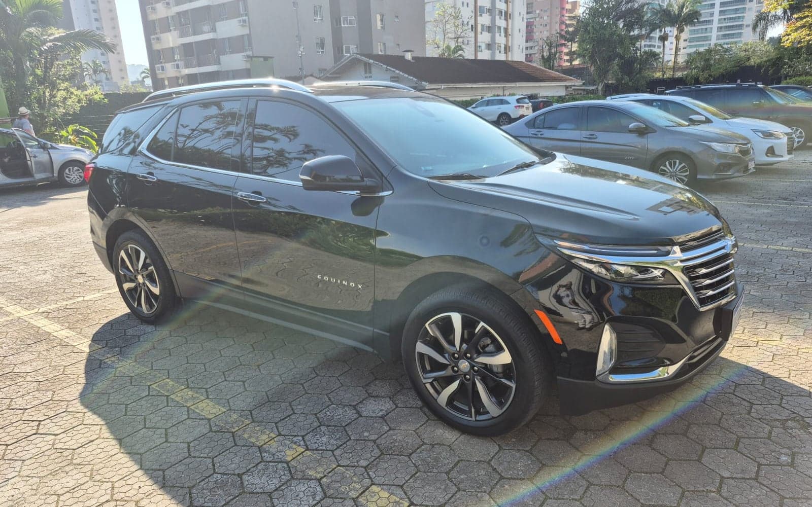 Chevrolet Equinox preta estacionada, pronta para o atendimento premium.